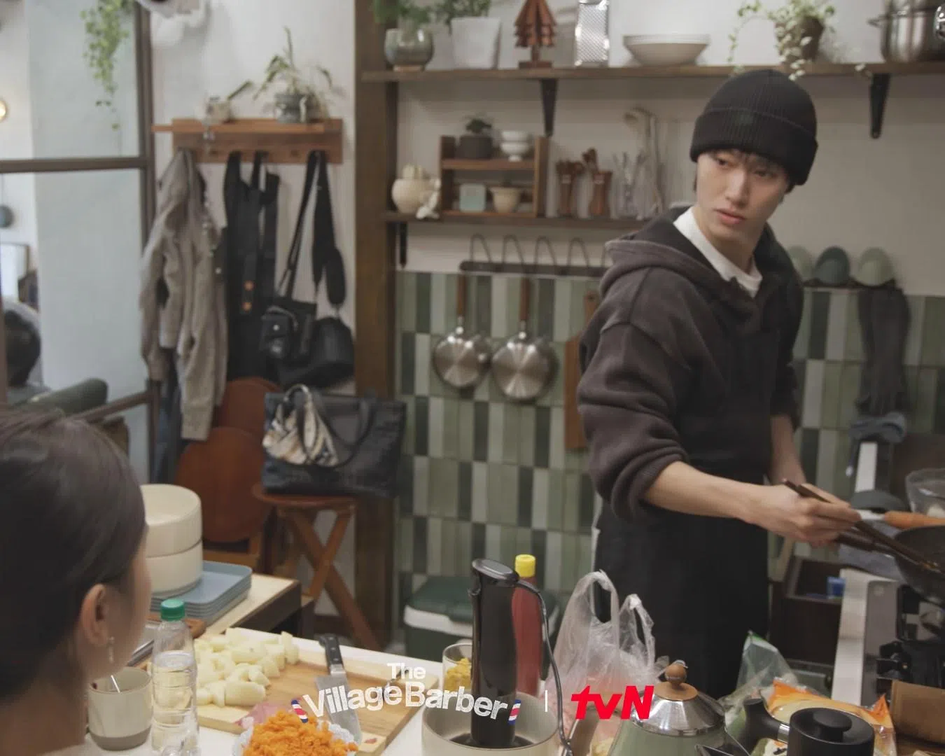 郭东延在店里负责美食和饮料。（取自tvN脸书）