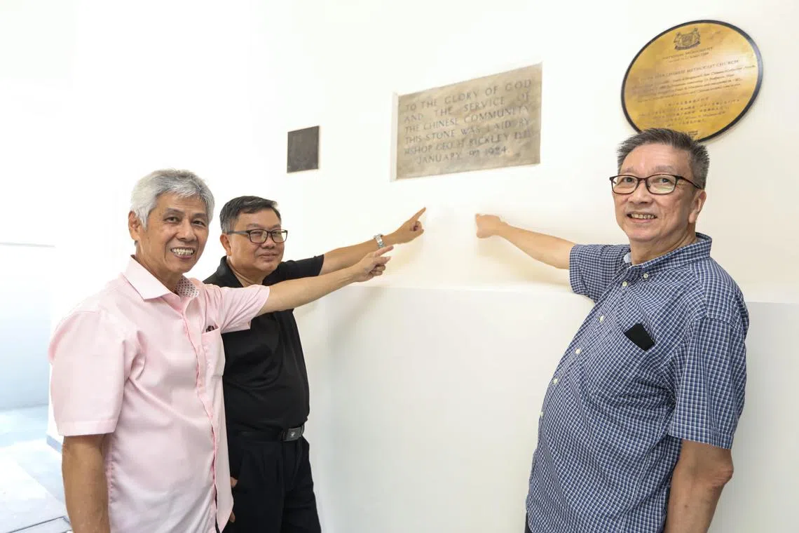 去年2月，卫理公会直落亚逸礼拜堂在大理石牌匾的奠基石下，成功取出了尘封百年的时间囊。在今年建堂100周年庆典上，教堂将在同样的位置安置新的百年时间囊。左起为教堂物业管理委员会主席杜明泉、绿洲@TA主席邱芬明和百年建堂庆典工作委员会主席暨执事会副主席吴悦德。（刘欣怡摄）