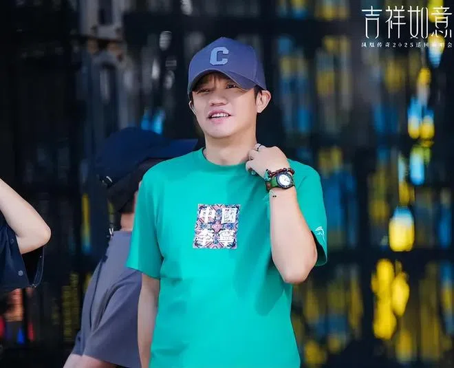 曾毅在演唱会彩排时戴着有“做爱姿势”图案的手表出事。（互联网）