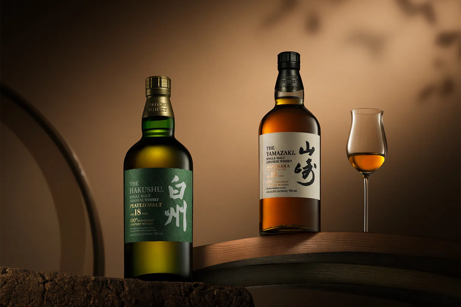 三得利配合百年庆推出两款纪念限量版威士忌：山崎18年水楢桶单麦威士忌和白州18年泥煤单麦威士忌。（图/三得利提供）