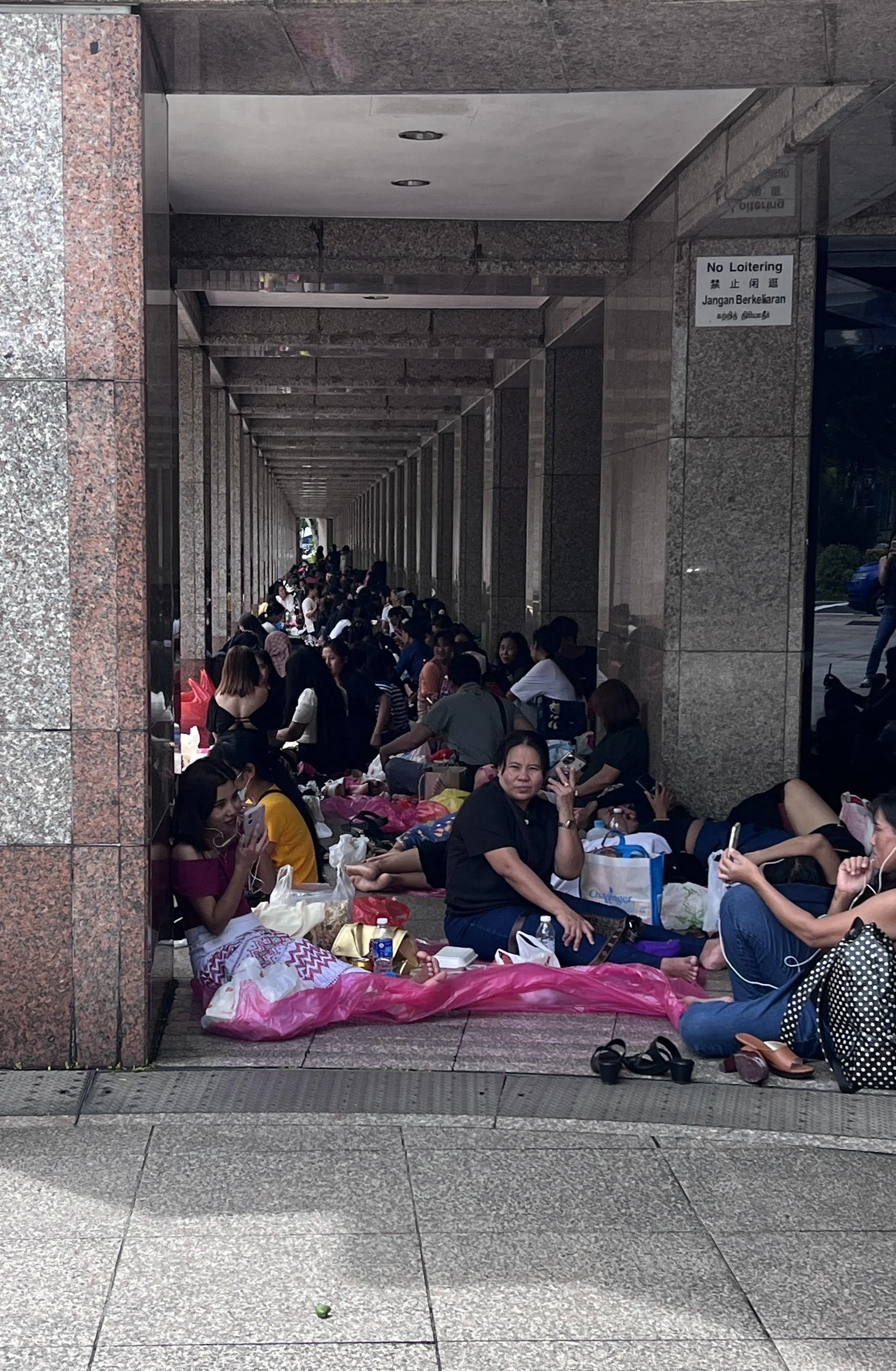 据观察，大楼的走道被占据，路过的民众也只能选择走在外面的道路上。（管雅凡摄）