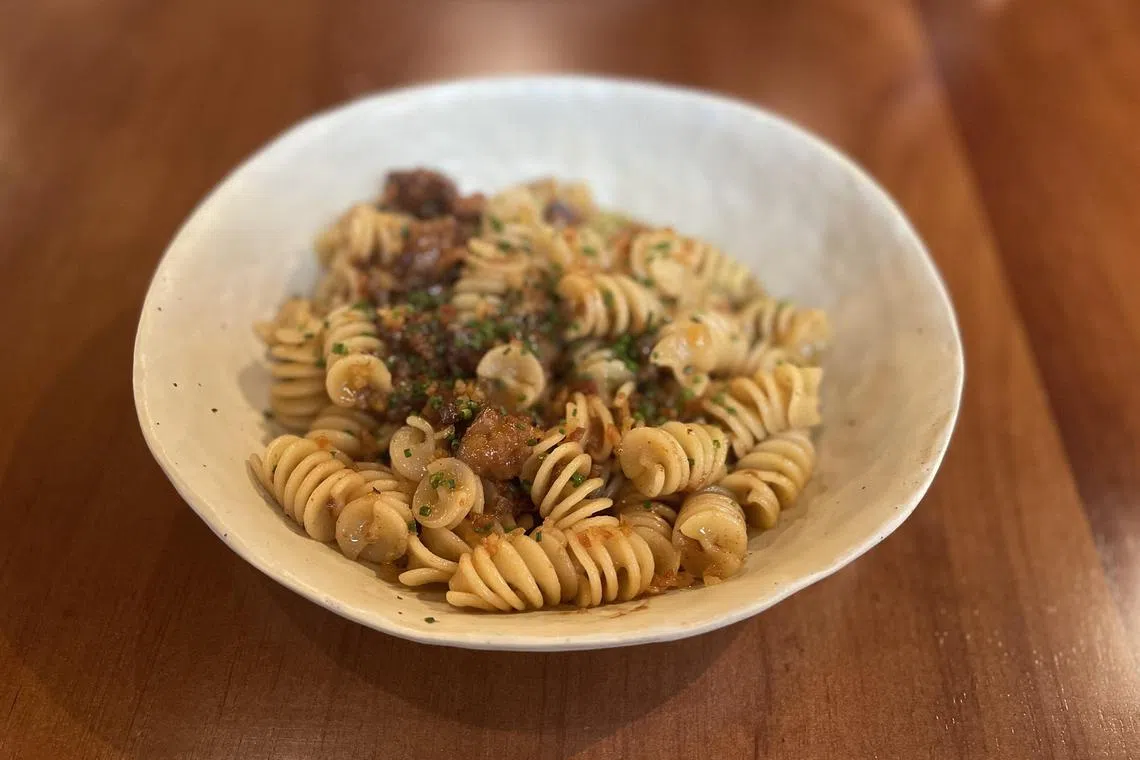 Griglia Katong的卤猪颈肉螺旋粉咸香四溢。（黄靖晶摄）