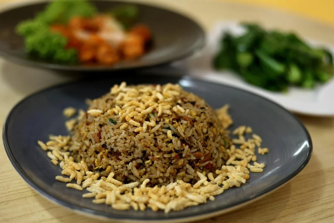 橄榄炒饭是华友园海鲜的招牌菜。（龙国雄摄）