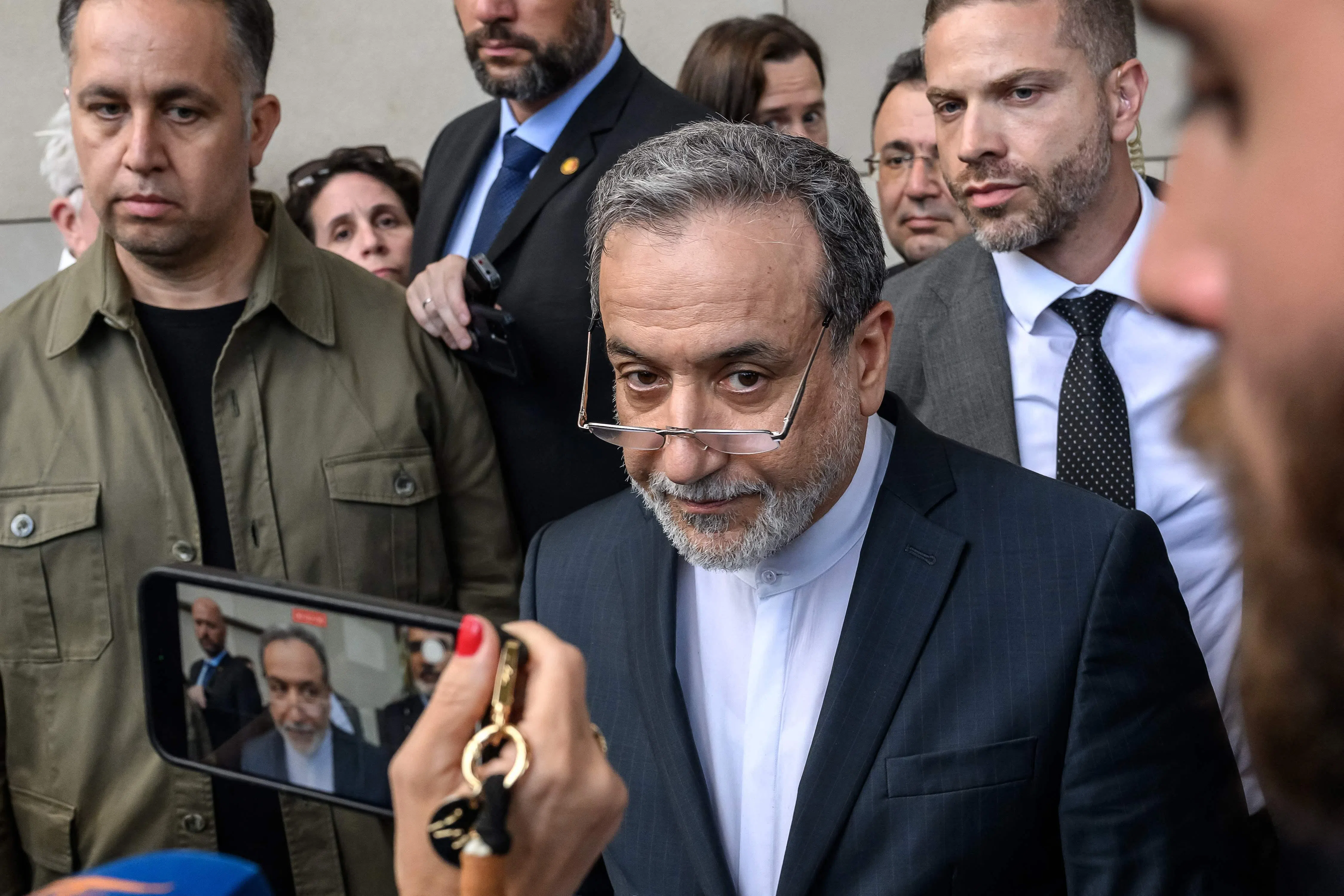 阿拉格齐在会谈后对媒体说，在以色列结束对伊朗的袭击之前，伊朗不会与特朗普政府展开讨论。（法新社）