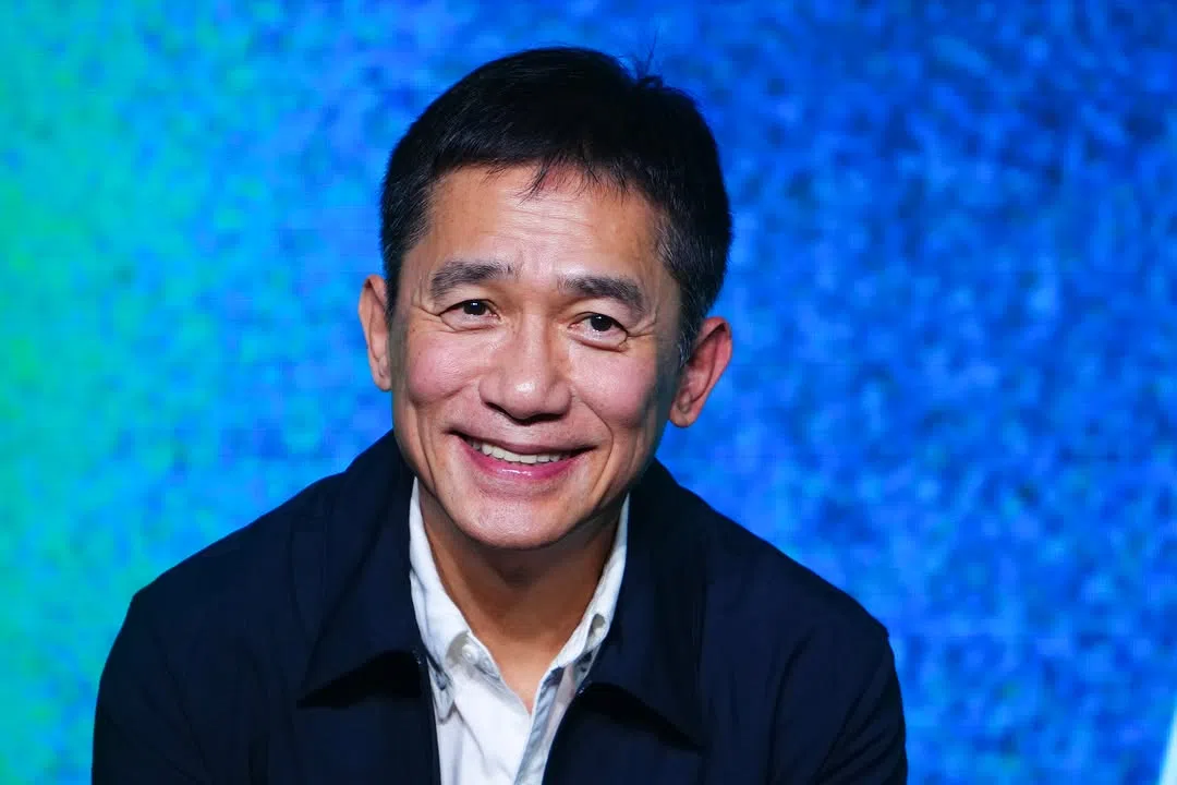 梁朝伟28日晚出席对谈交流会，接受影展大使林慧玲的访问。（新加坡国际电影节提供/SWKIT摄）