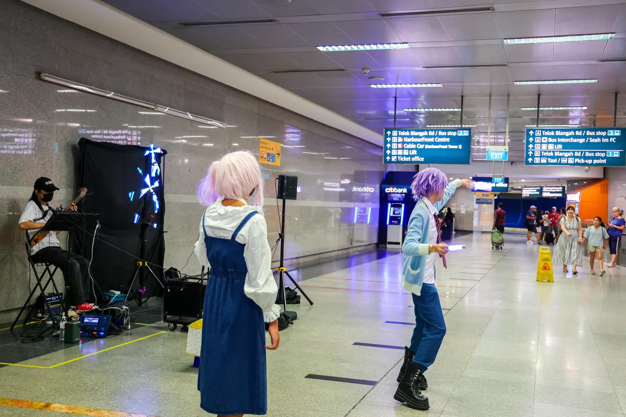 在游戏设定中是好友的神代类与秋山瑞希，现实中也由两名青少年共同扮演，一同现身街头。（林明顺摄）