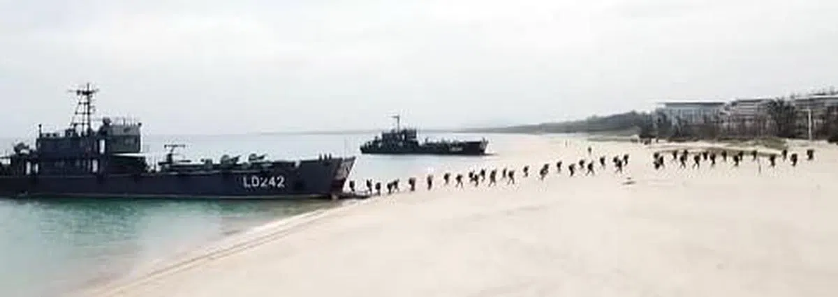 中国大陆第73集团军某特战旅在闽南某海域开展训练。（央视视频截图）