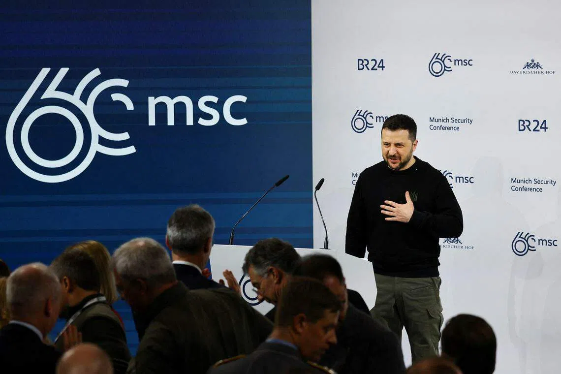 乌克兰总统泽连斯基星期六在慕尼黑安全会议上发表讲话时，全场起立鼓掌。他说，乌克兰武器急缺，呼吁西方国家加紧提供支援。（路透社）
