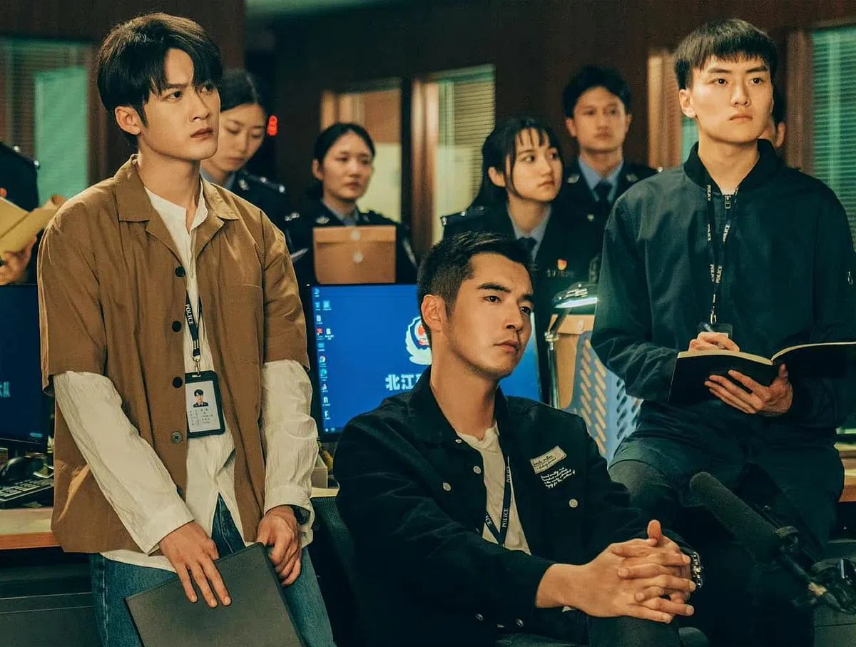 檀健次（左）今年3月终于凭《猎罪图鉴》被观众注意到。