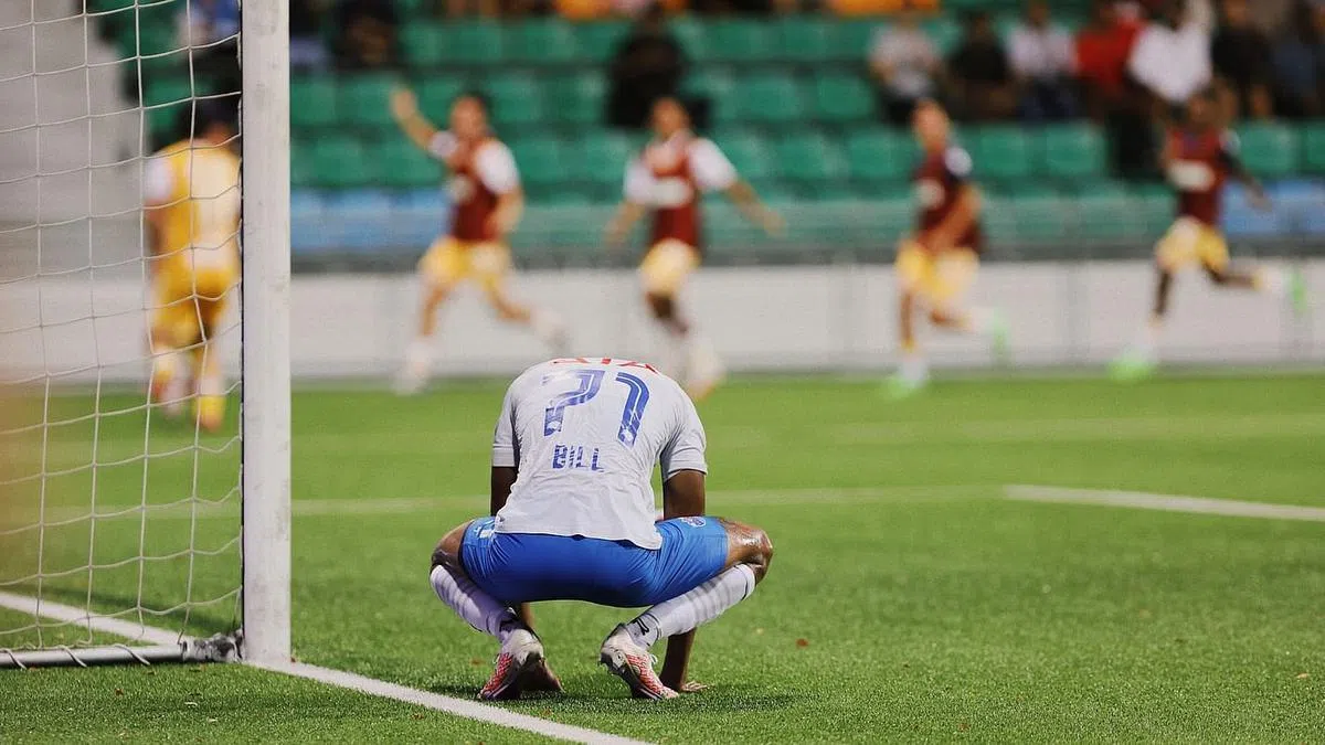 体育赛事绝对需要现场举行，除了竞技，也需要观众的欢呼声。10月举行的这场新超联赛赛事，有人欢喜有人难掩失望。（卓祾祎摄）