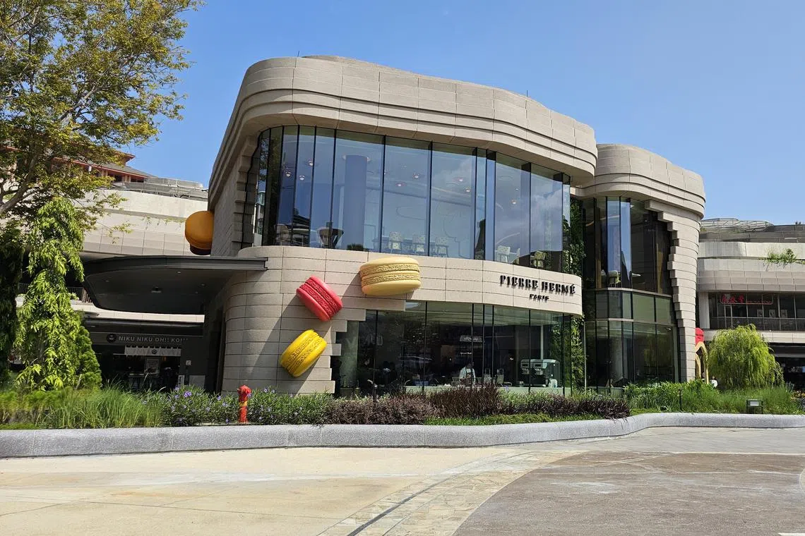 法国名厨埃尔姆的新加坡专门店有零售区，也有餐区，可品尝咸食。（黄亿敏摄）