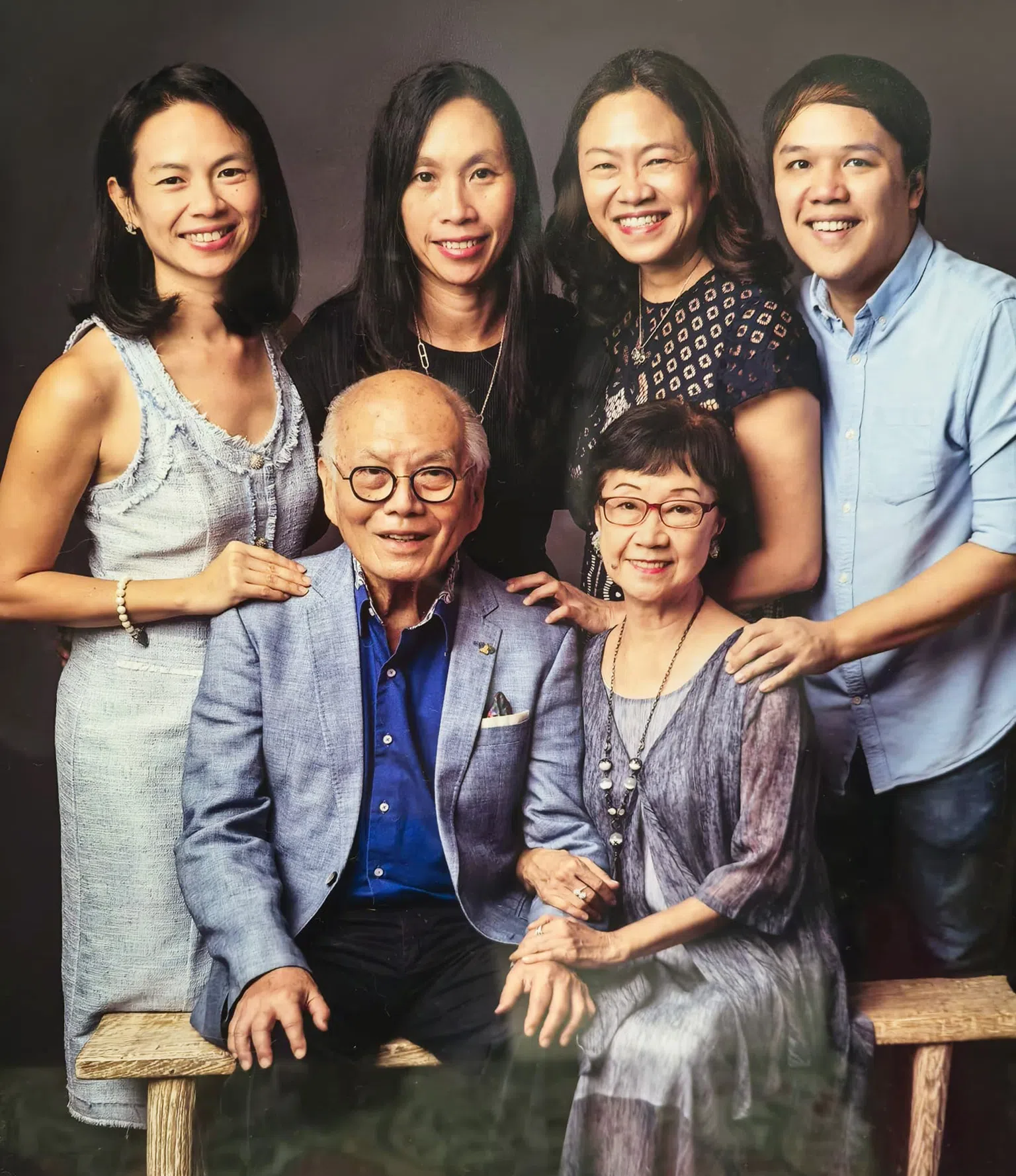 张东孝和妻子（前排）与四名子女（从左至右）张诗玲、张嘉莹、张嘉慈、张正达的家庭合影。（受访者提供）