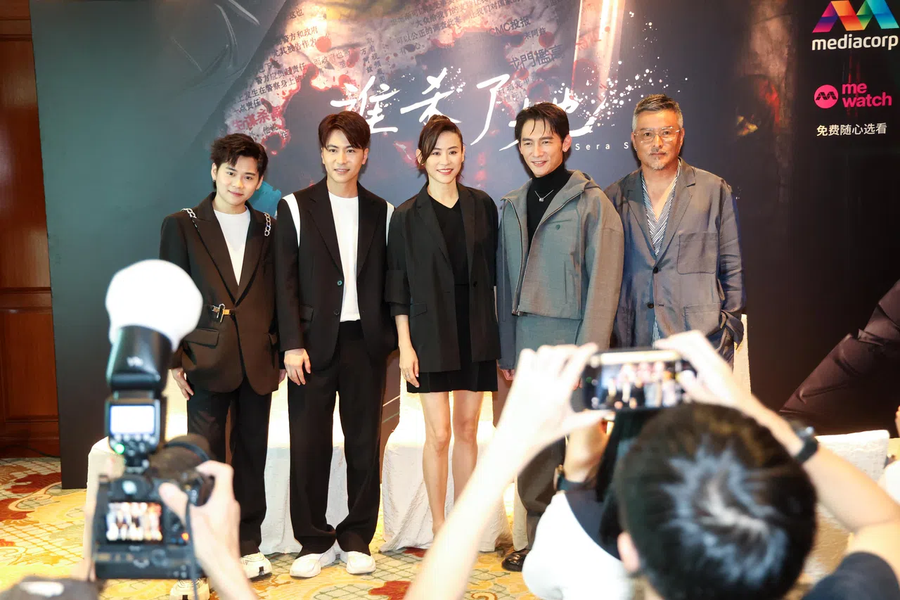 萱萱（中）和张值豪（左起）、徐彬、台湾演员温升豪及李铭顺合作《谁杀了她》。（档案照）