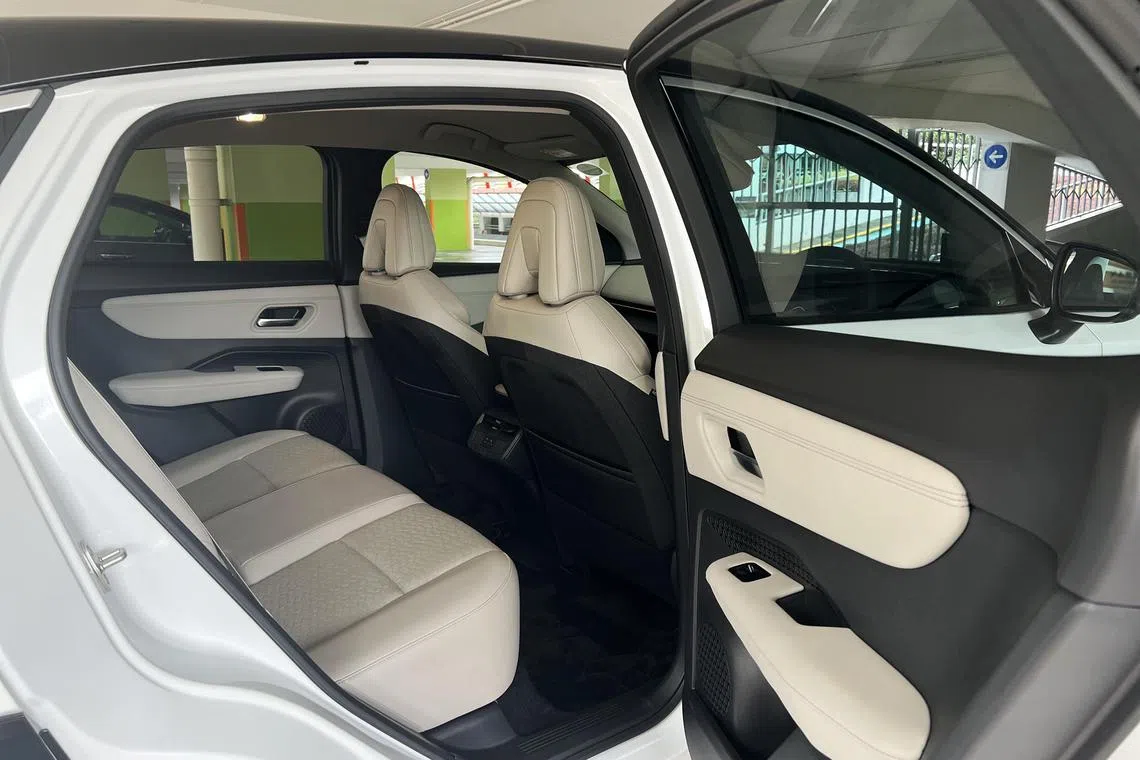 后排座椅腿部空间大，后排中间乘客也能享受舒适乘坐体验。（吴庆康摄）