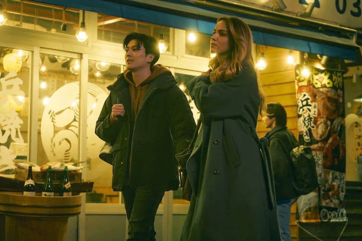 新田真剑佑（左）与记者的一段情，欠缺浪漫火花。（互联网）