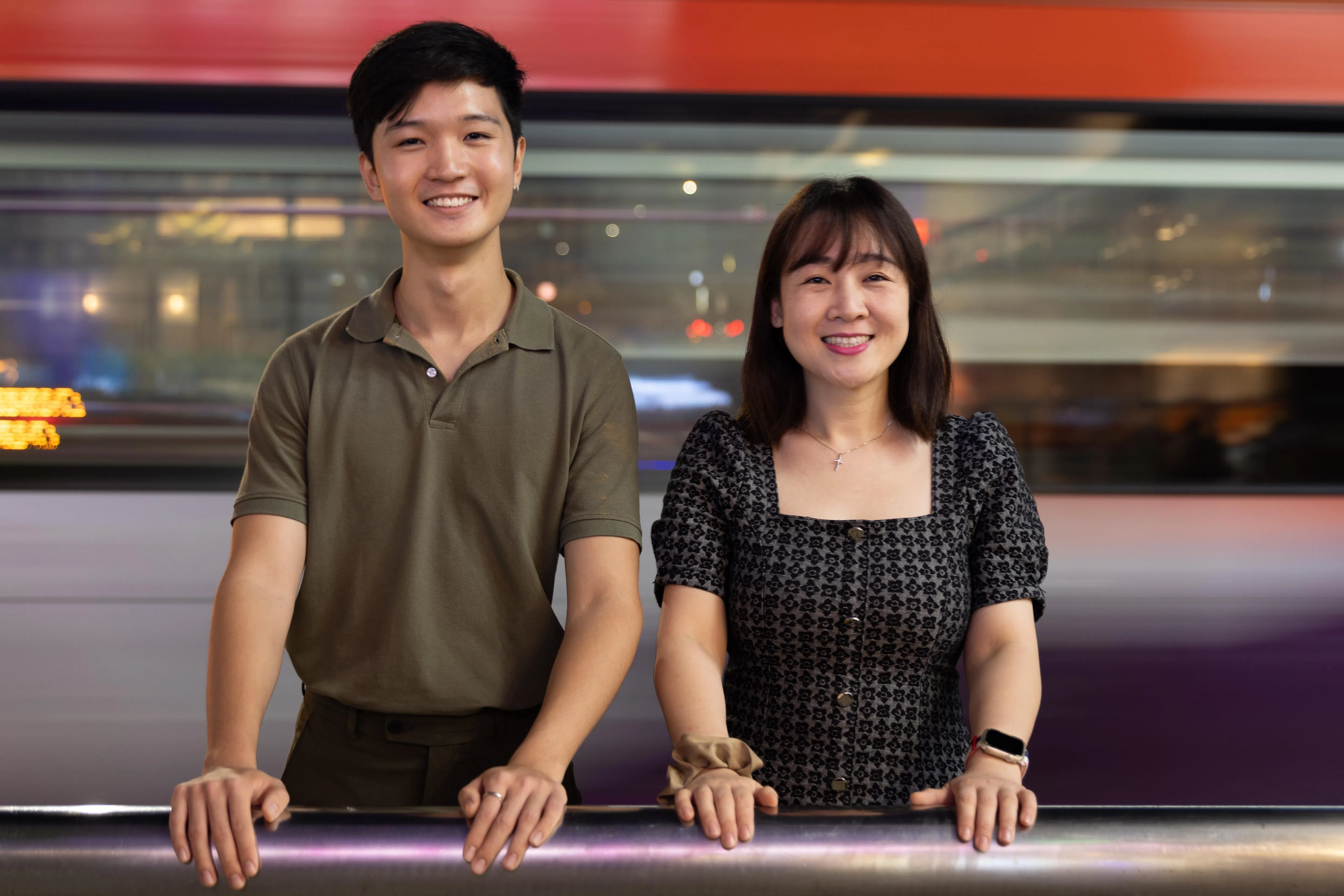 王璐可儿（右）是《触》的导演，也曾是严义正（左）的表演老师，两人是亦师亦友关系。（特约摄影沈康雄）