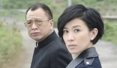 许绍雄（左）与佘诗曼在《使徒行者》系列中擦出火花。（互联网）