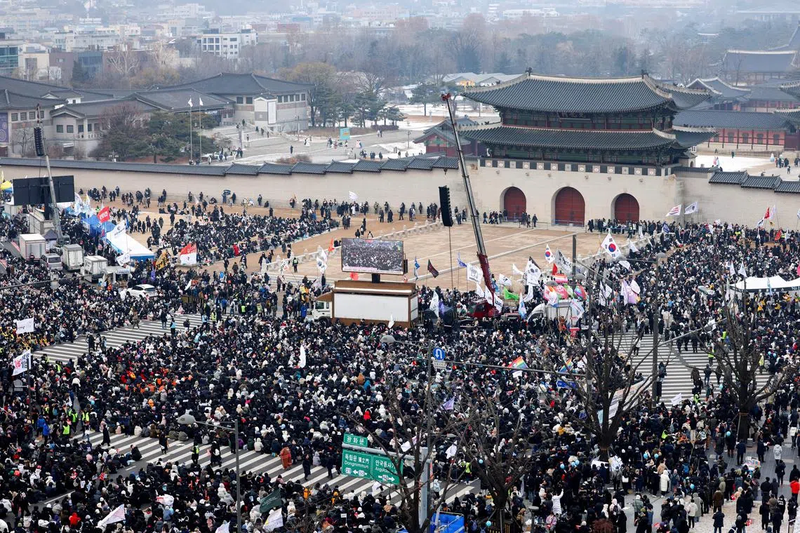 2024年12月21日，韩国抗议者聚集在首尔参加弹劾尹锡悦的集会。（路透社）