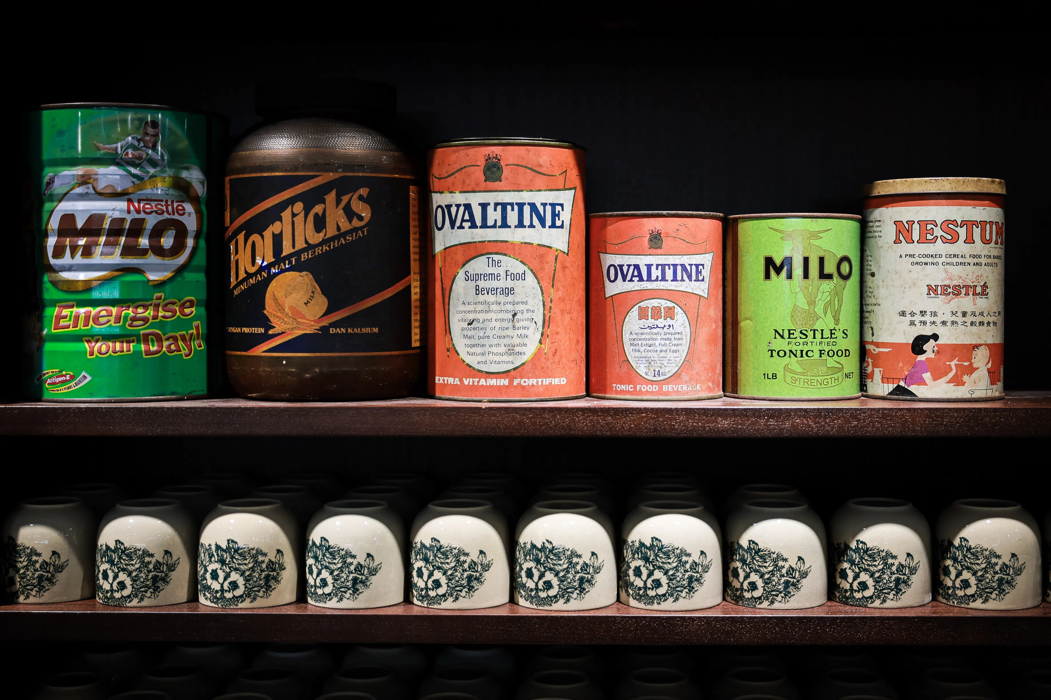 展柜上较小的咖啡杯，份量是正常的半杯。（《海峡时报》照片）