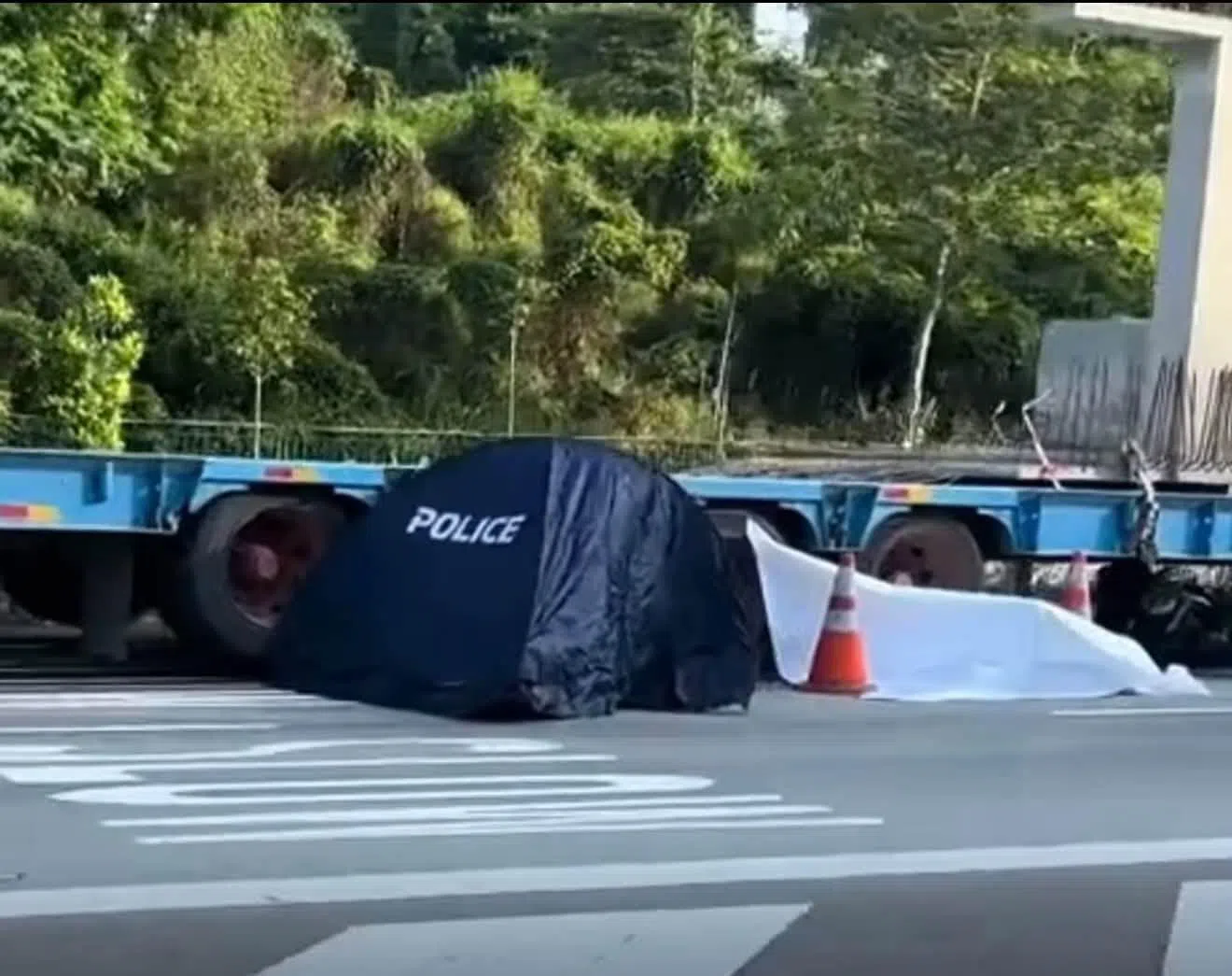警方在拖车头旁架起蓝色帐篷，并以交通锥封锁部分路段。（取自脸书）