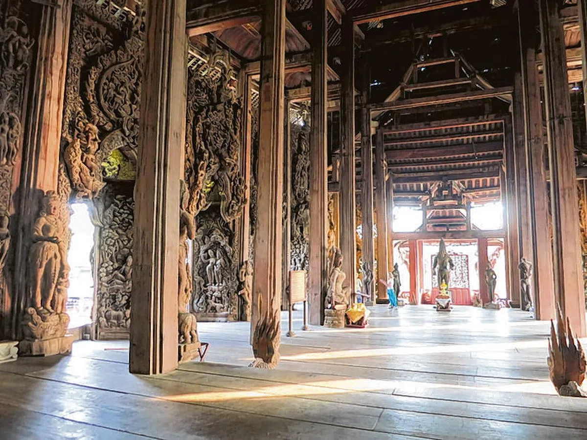 室内大厅挑高宽敞。