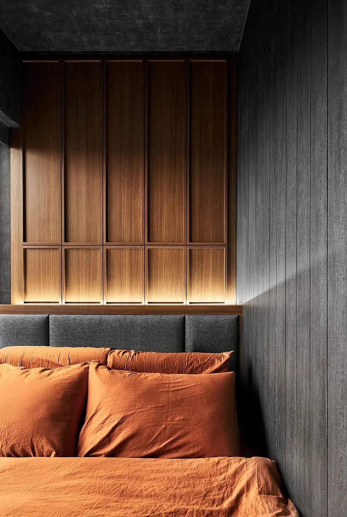 橙色的柜体和床品为卧室提升休憩氛围。（Happe Design Atelier提供照片）