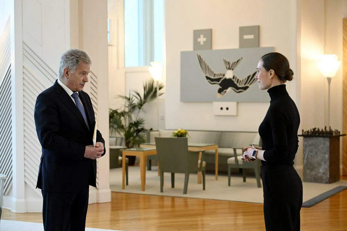 芬兰总理马林星期四（4月6日）代表内阁向总统尼尼斯托（左）递交辞呈。（路透社）