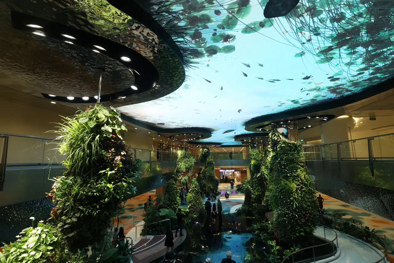 经模拟测试和修饰后，T2离境厅数码天空的复杂波纹设计得以完美呈现。（图/新报业媒体）