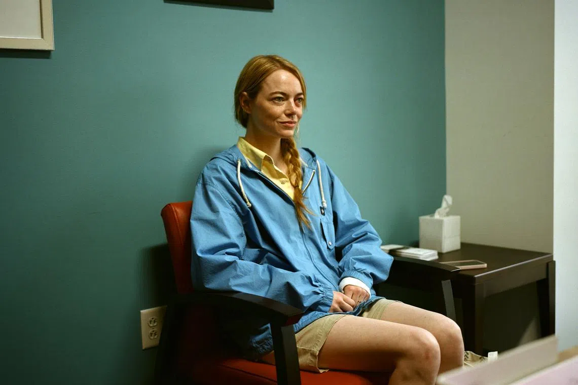 艾玛史东在《善良的种类》（Kind Of Kindness）里的造型。（档案照）