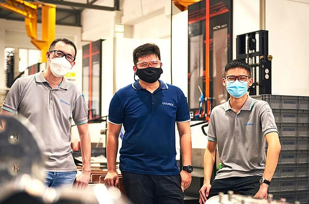 工程经理许谦和（左起）、生产专员朱铭轩和工程师纪益隆，在工业4.0人力资本计划下受益匪浅。（图/新报业媒体）