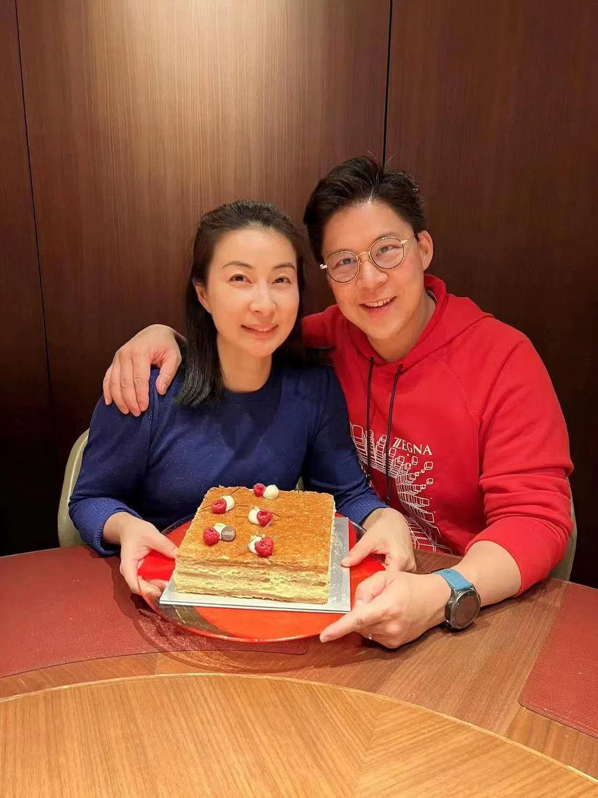 霍启刚娶了奥运冠军郭晶晶，被认为很“政治正确”，能够给他在政治上加分。图为两人结婚九周年纪念日。（互联网） 