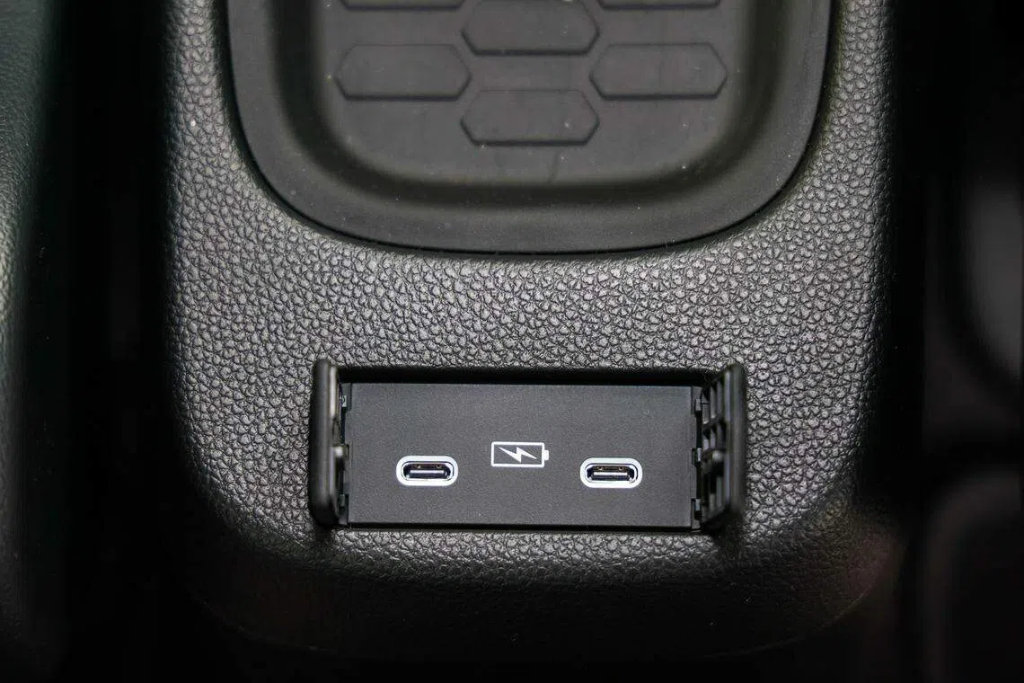 中央鞍座后方有两个USB-C充电接口，方便后座乘客充电。（卓祾祎摄）