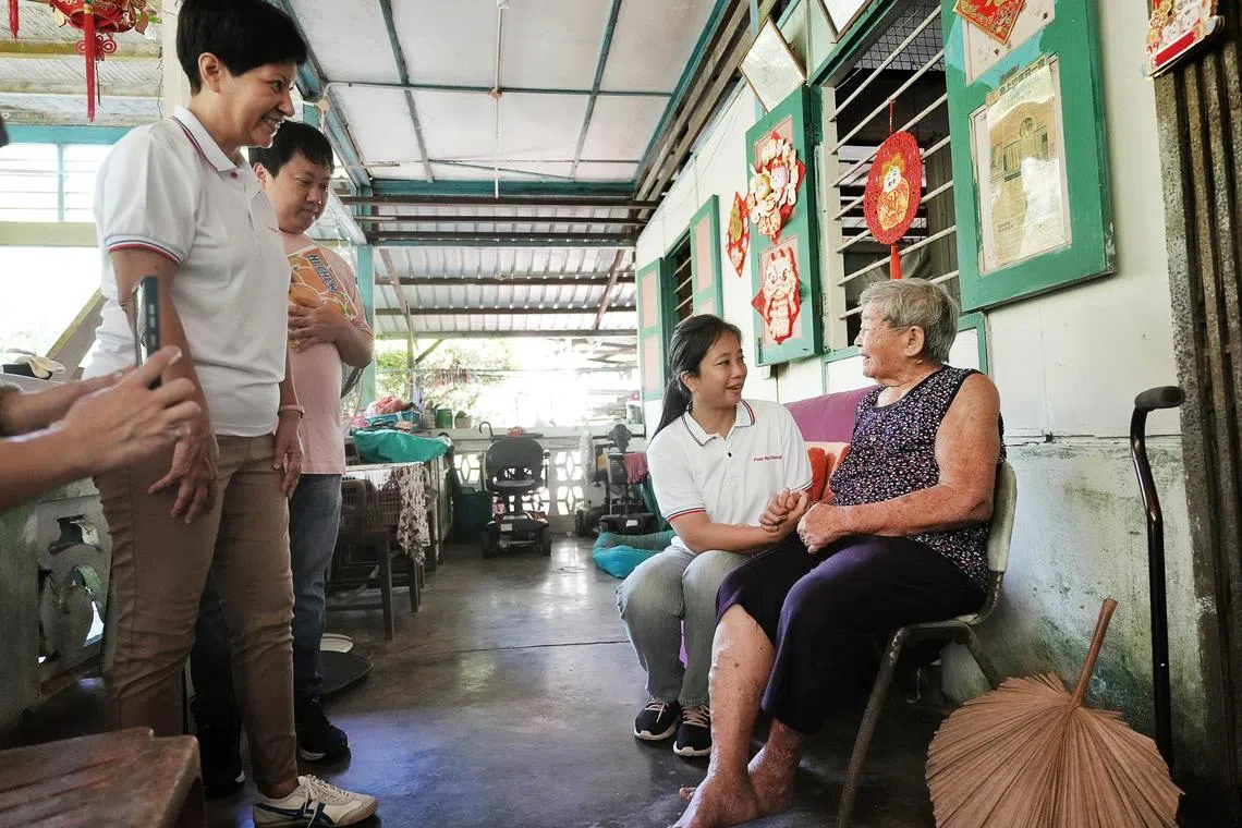 植树活动结束后，白沙—樟宜集选区议员英兰妮（左一）与李乃怡（右二）一同走访岛上住户，了解居民的生活情况与需求。其中一户是86岁的陈秀贞（右一），她是已故老村长的媳妇。（谢智扬摄）