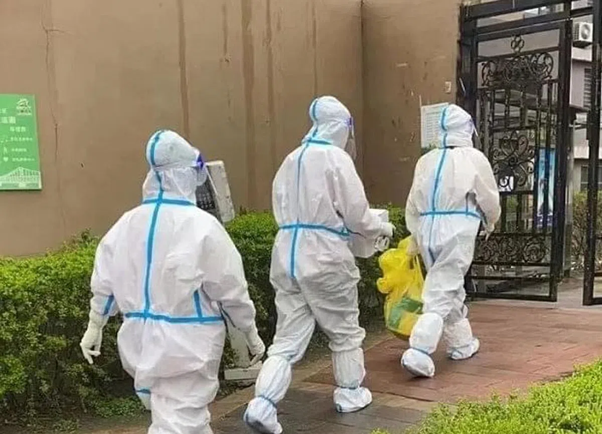 丹东疫情防控指挥部消毒消杀专班公告称，入户开展终末消毒无法通过正常开锁方式入户的，由专业人员采取技术开锁的方式入户，消毒完成后重新关门上锁。（互联网）