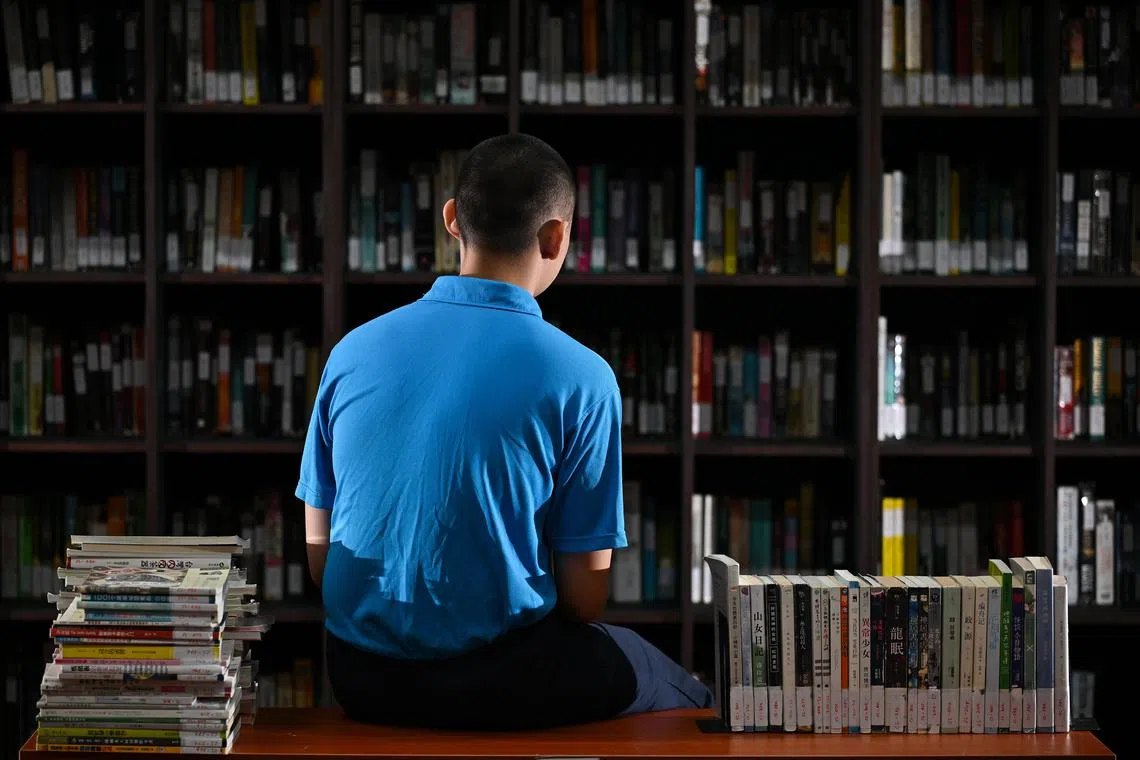 “飞”在青年改造所的四个月读了近13本书，出来后想要继续学业。（海峡时报）