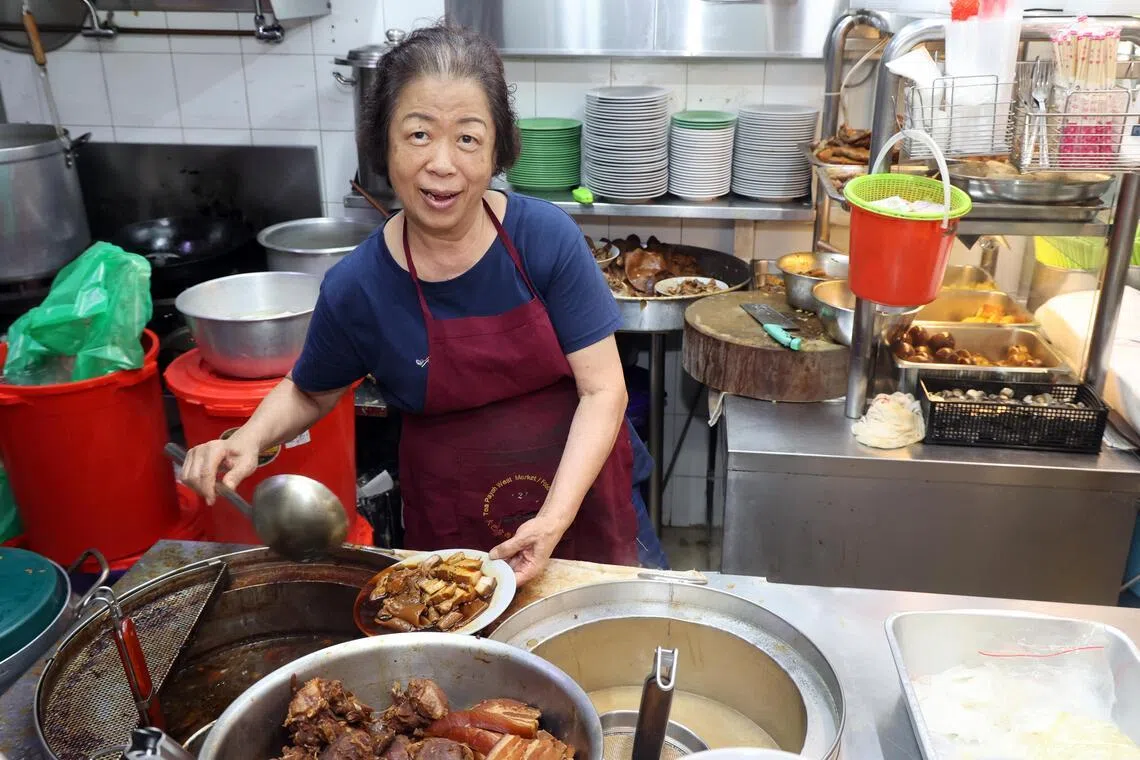 大巴窑1巷第127座熟食中心“大成粿汁”摊主史坚固（不在图中）和妻子王萍售卖粿汁40多年，乐见当局批准进口猪血，带回老味道。（邝启聪摄）