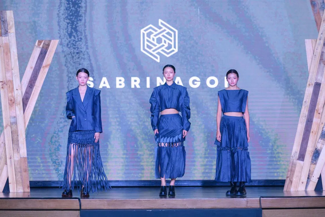 Sabrinagoh三套服装突破吴婉君以往的简约剪裁风格，获观众票选为当晚季军。（新加坡时尚协会提供）