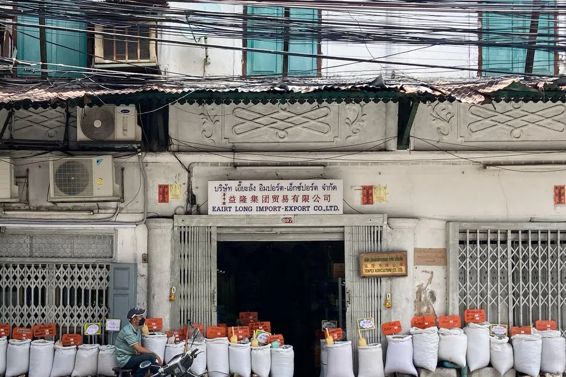 在嵩越路社区随意乱走，可以发现大大小小的方块字。（林象平摄）
