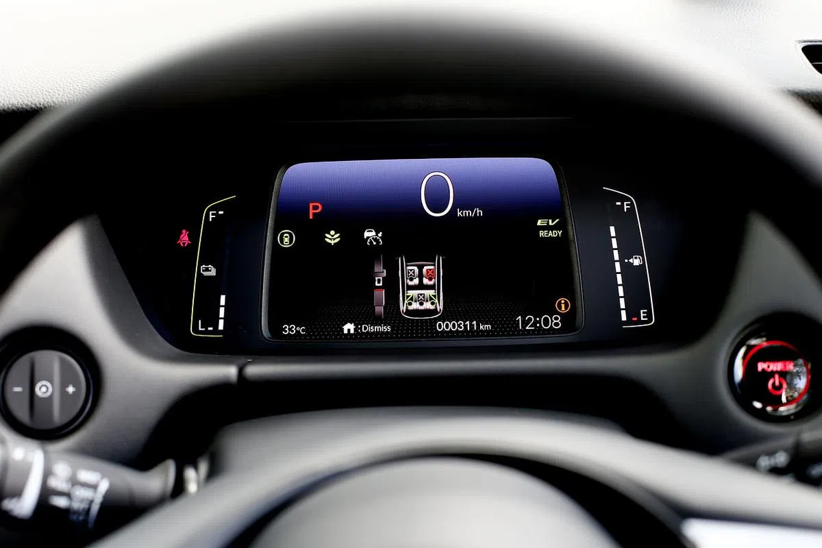 7英寸的数码仪表盘能显示车子的动力输出和电池回充状况，连后座乘客没有系安全带也会发出警示。