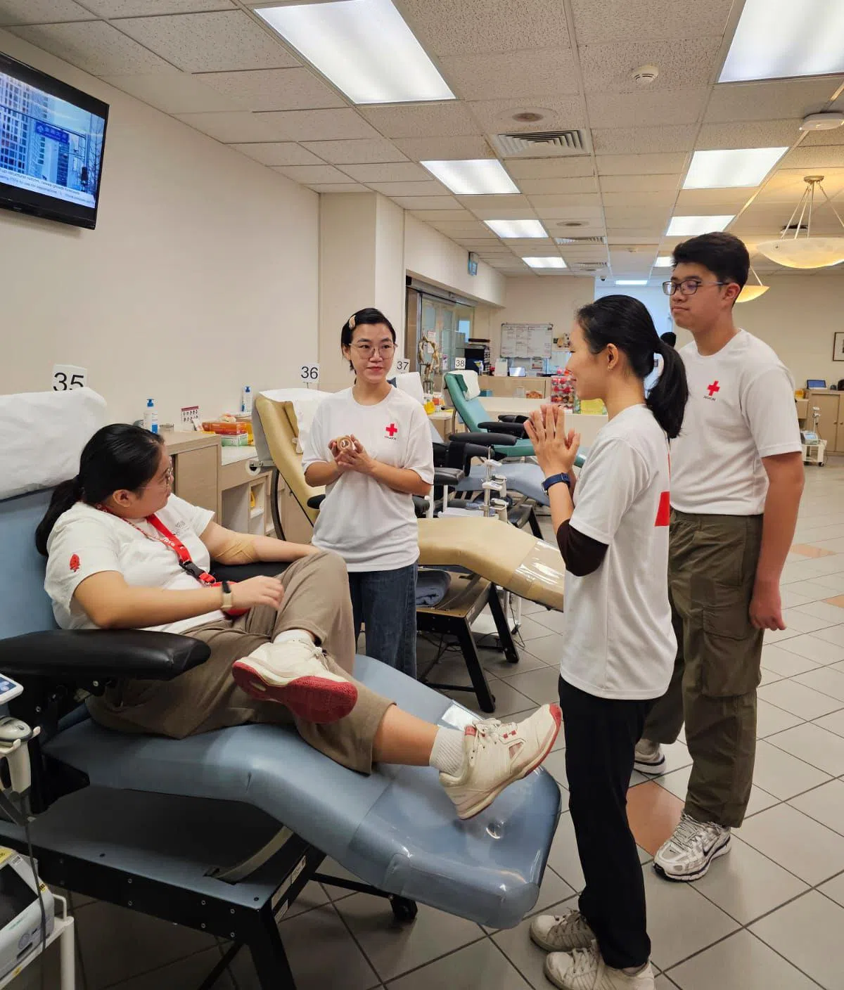 胡宇甯（右二）也在新加坡红十字会当义工。（受访者提供）