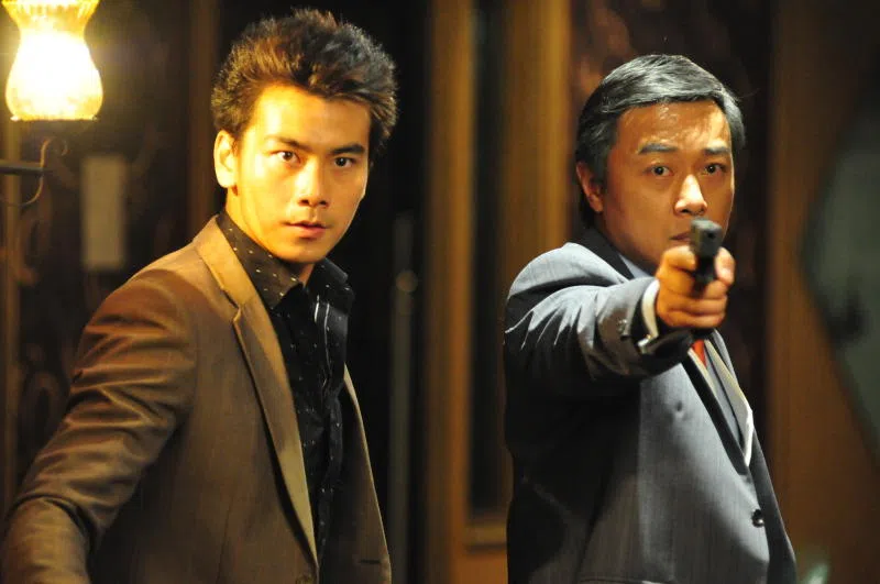 郭亮（右）最难忘的本地剧是《破天网》，他和戴向宇在剧中演父子。（档案照）