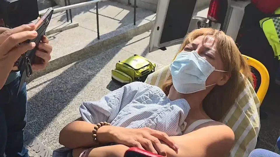 李沛绫在做笔录时因为情绪崩溃而被送往医院就医。（互联网）