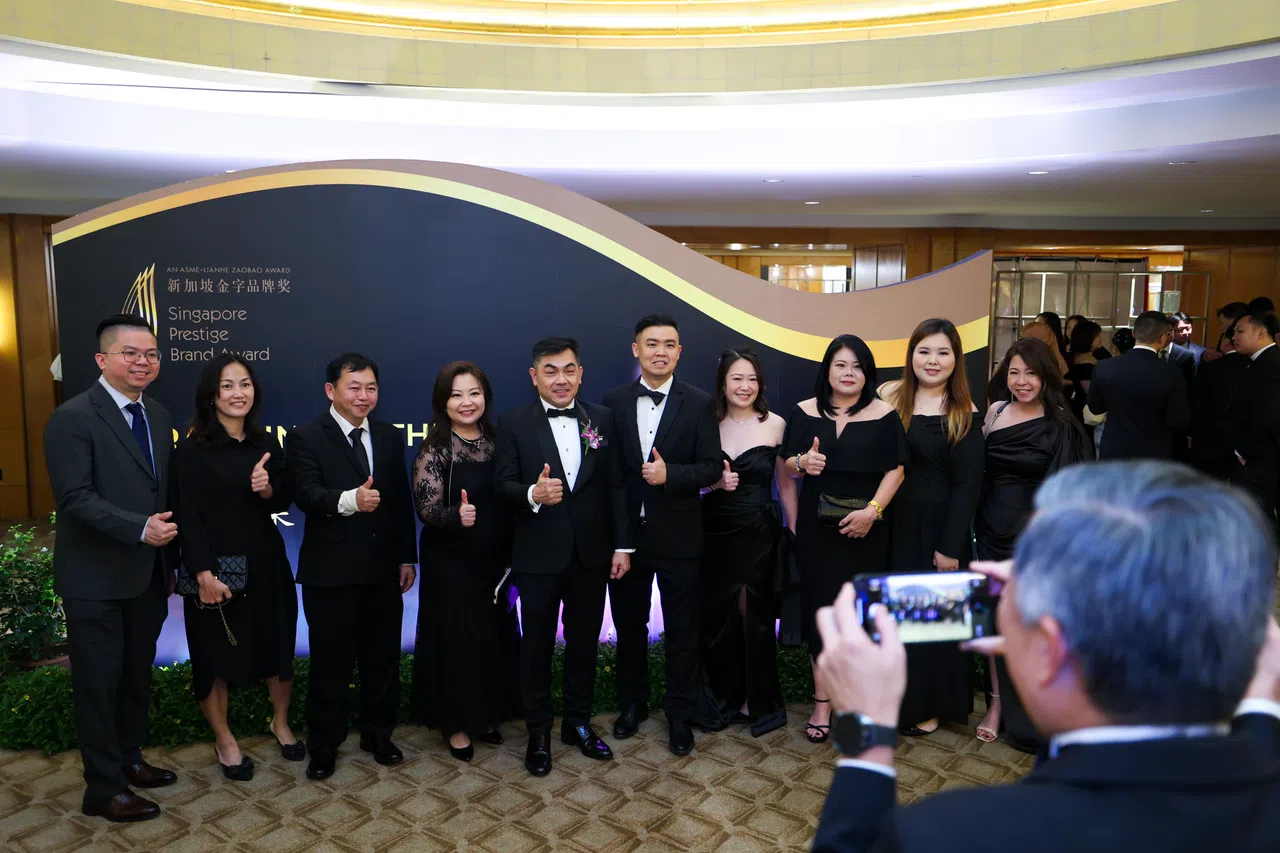 来来来，我来帮你们拍！（林明顺摄）