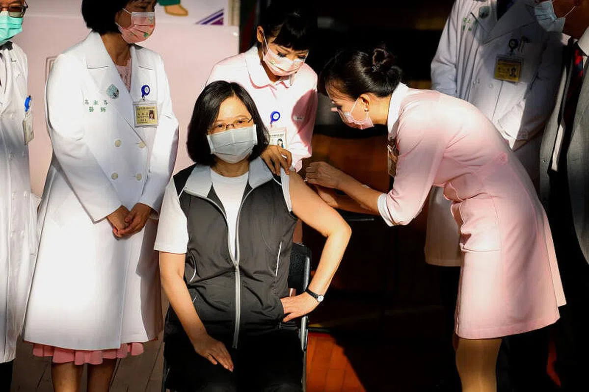 台湾总统蔡英文23日到台大医院接种“全台第一针”。（彭博社）