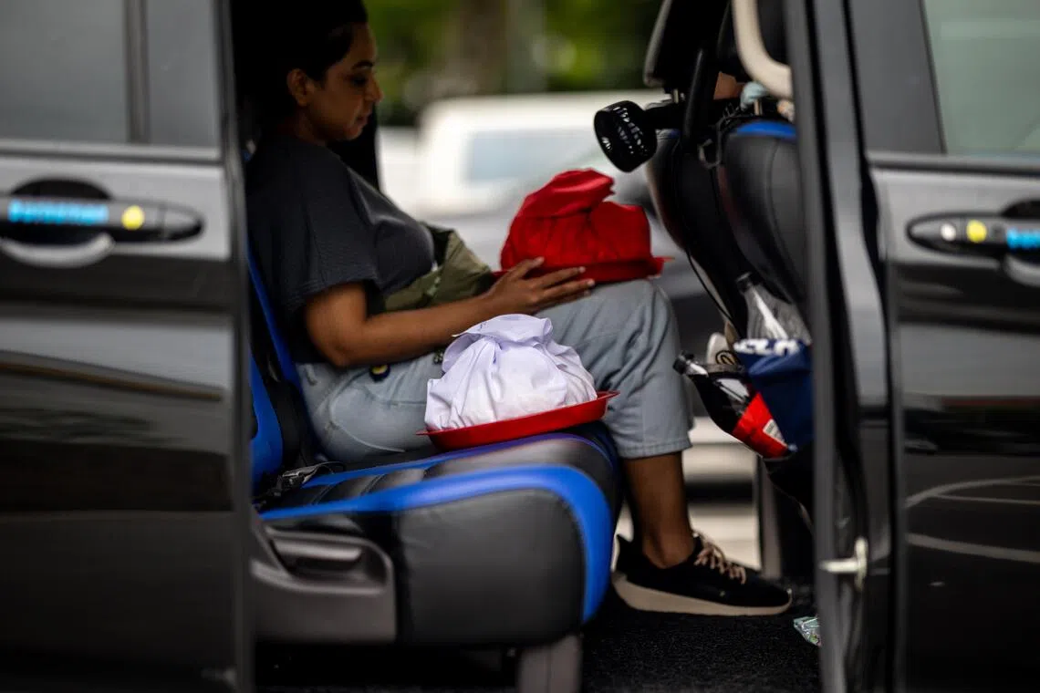 信奉佛教或道教的往生者，会用红布包裹骨灰，其他宗教和种族则用白布。（叶振忠摄）