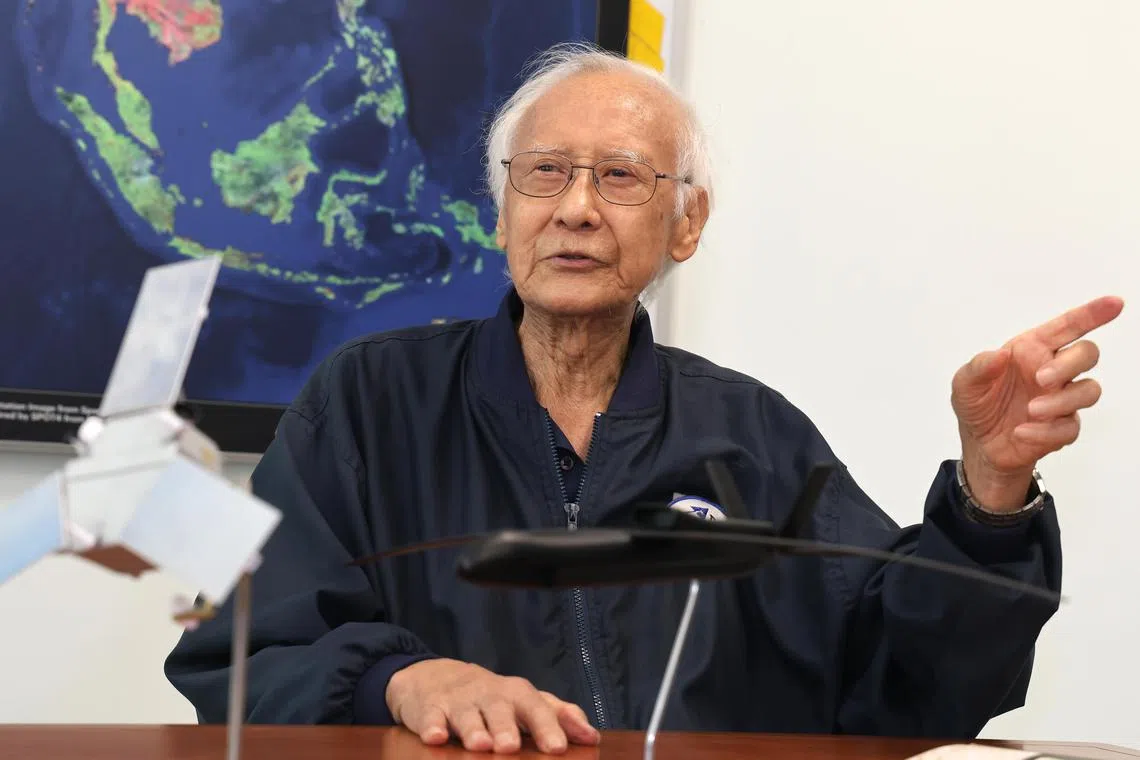 回顾近60年的公职生涯，雷普权认为，最大的满足感是能激励年轻人勇于尝试、敢于失败，才能在未来取得成功。他指出，殊功勋章的荣誉属于与他并肩合作的同事，自己只是代为领取，并感谢上级的信任与团队的协作，强调跨机构知识共享所带来的协同效应。（邬福梁摄）