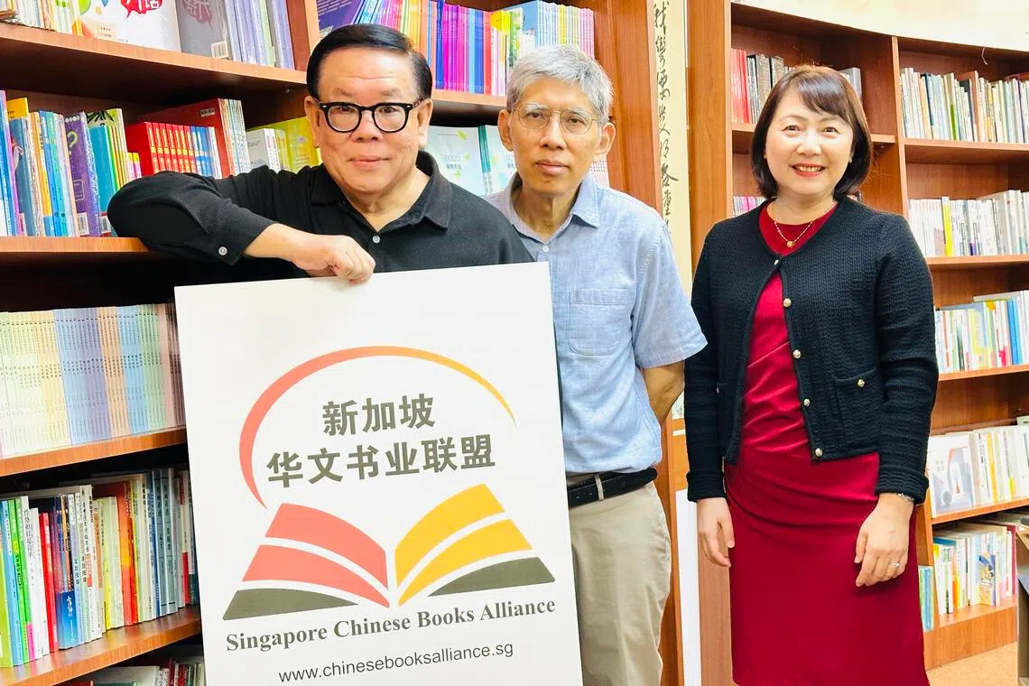 林得楠（左起）、宋志忠、马晓敏共同发起新加坡华文书业联盟。（受访者提供）