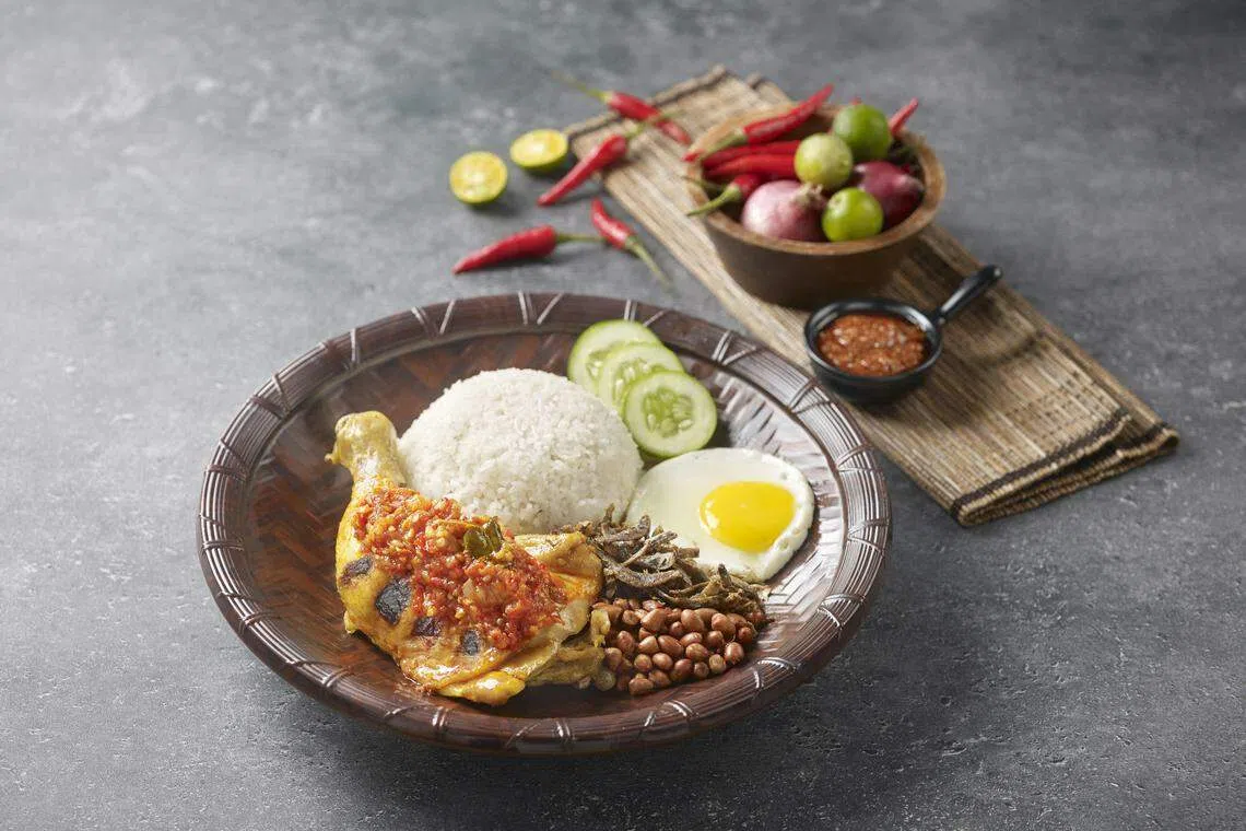 Nasi Lemak Ayam Taliwang将椰浆饭与印度尼西亚香辣烤鸡结合，搭配自制参峇酱享用，十分好味。（摊主提供）
