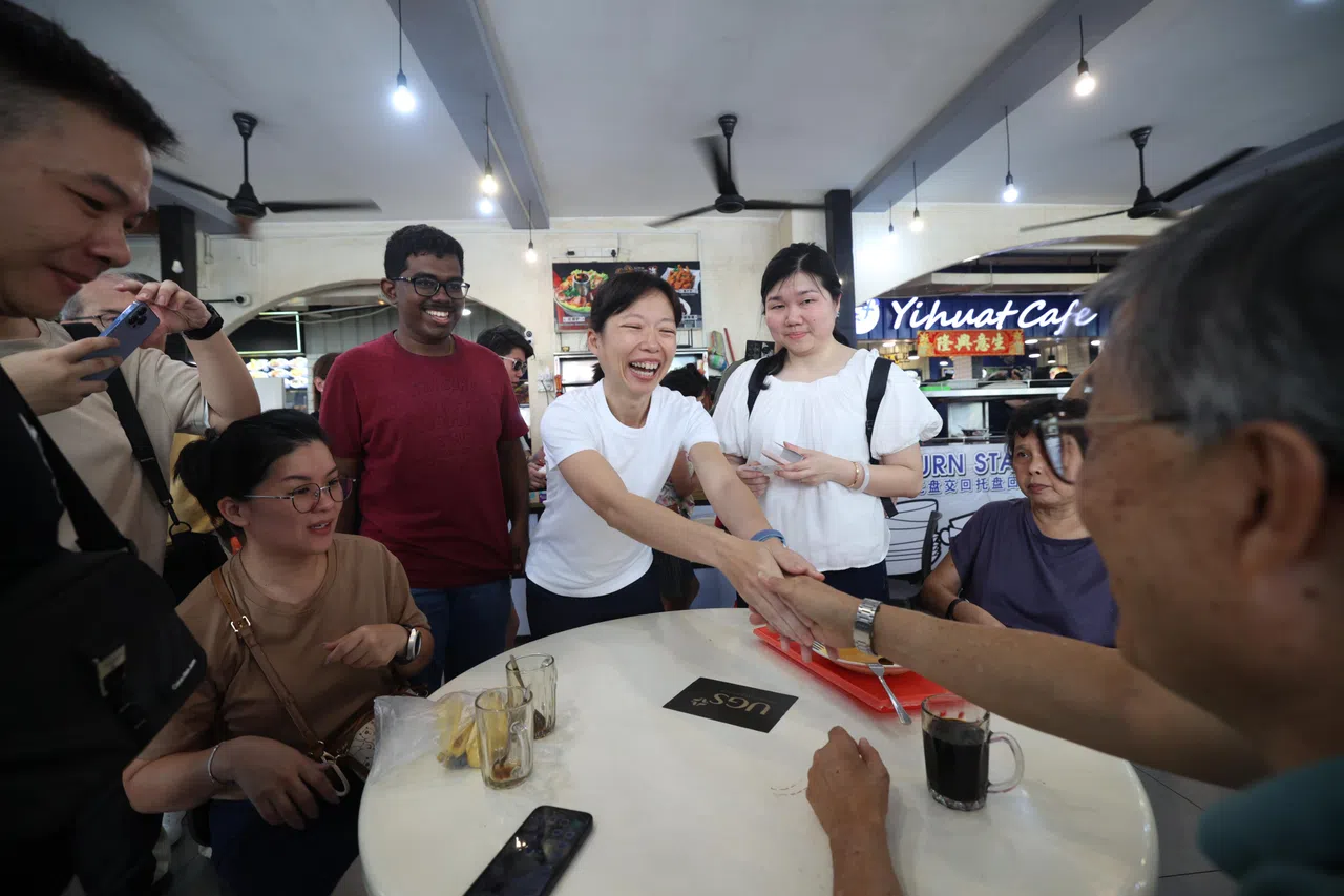 刘洁敏与居民握手寒暄。她说，如果总理决定派自己成为宏茂桥竞选团队的一分子，将感到非常荣幸。（关俊威摄）