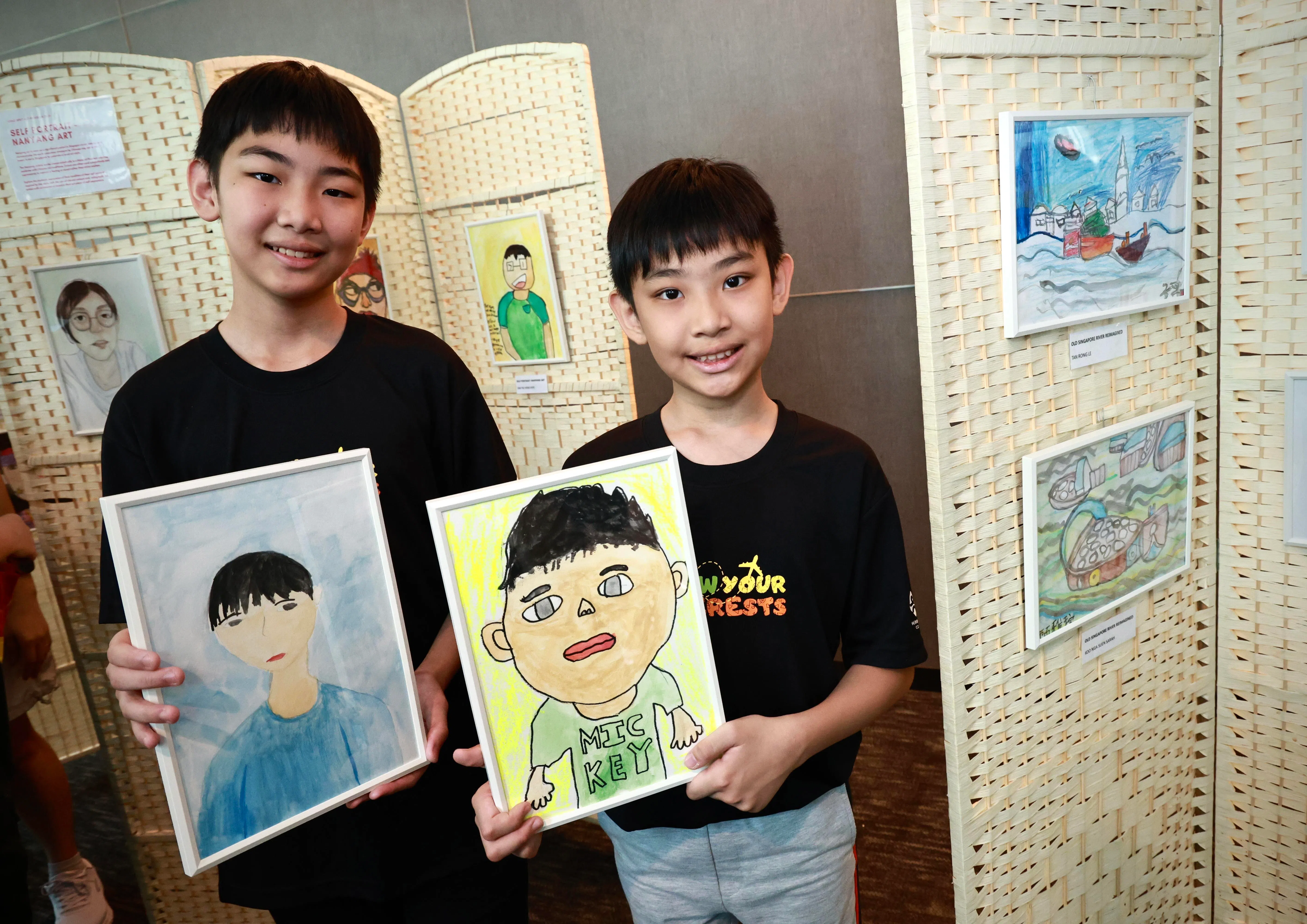 从小热爱美术的两兄弟韦仁豪和韦仁彬已连续两年参加跃点计划的美术课程。他们绘制的自画像，灵感源自南洋美术，画作的主体部分使用了水彩和蜡笔，人物的眼睛和头发则使用了中国水墨画墨汁。（特约陈来福摄）